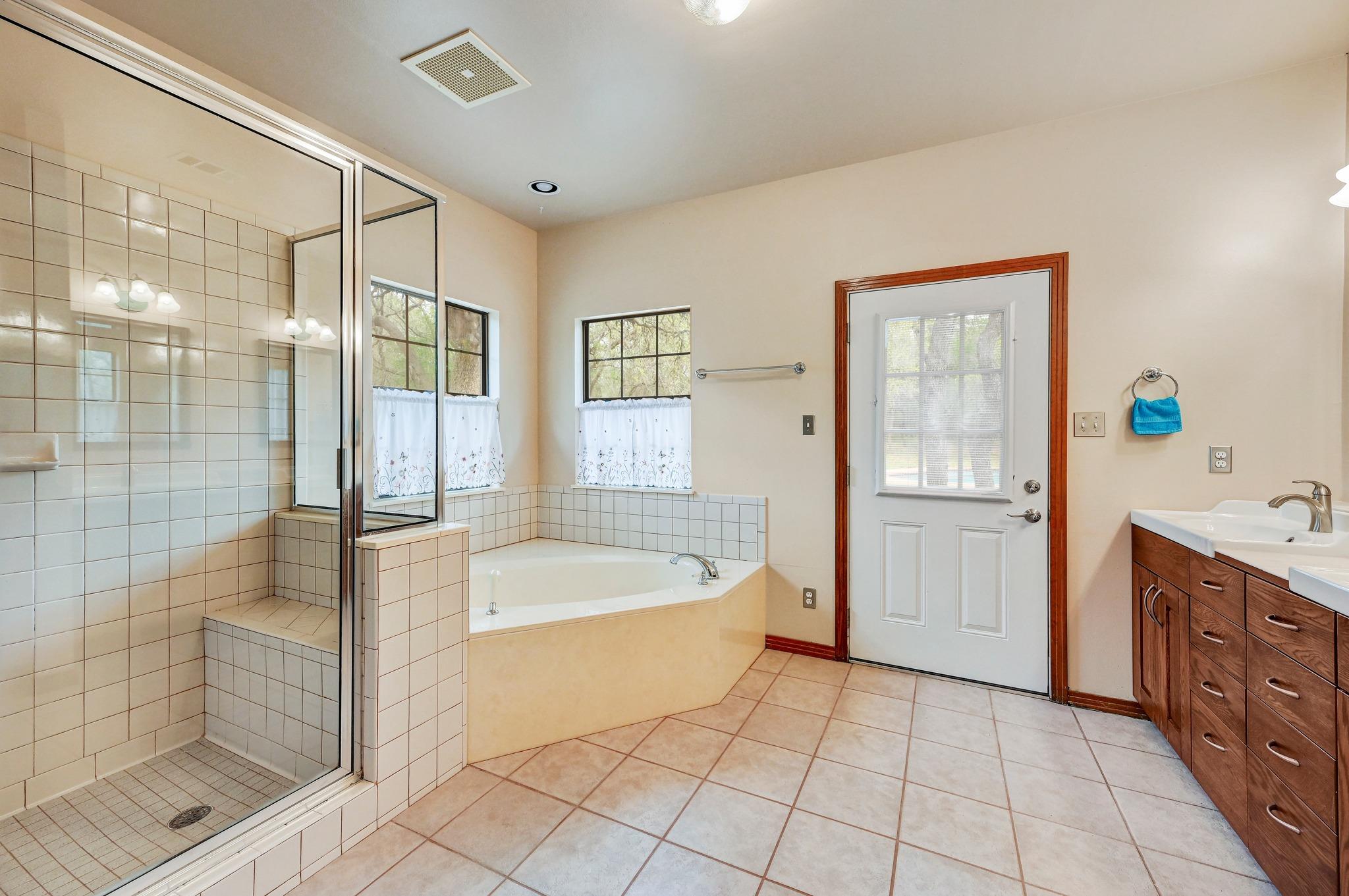 325 Crystal Meadows Dr, Kyle, TX 78640