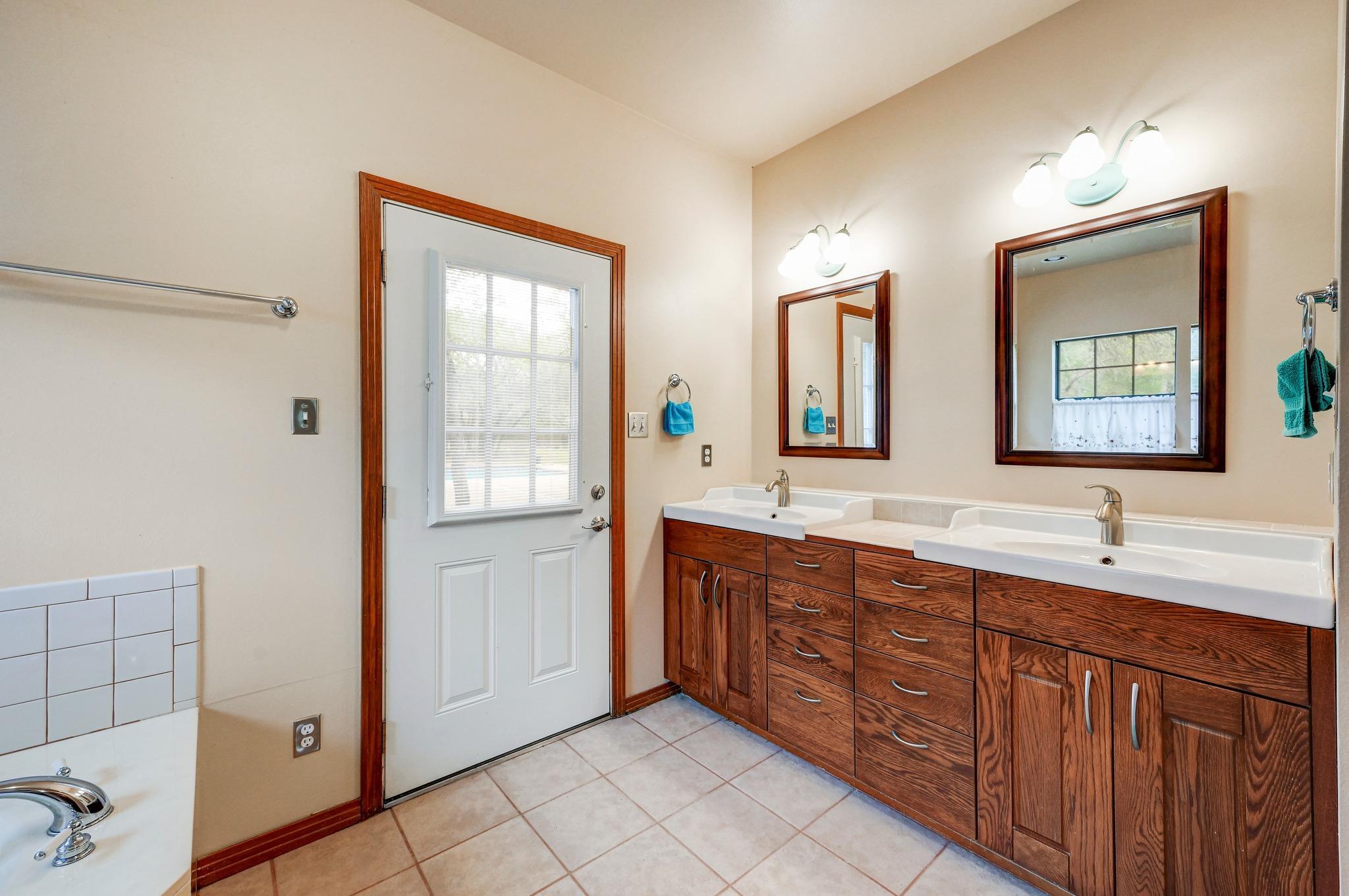 325 Crystal Meadows Dr, Kyle, TX 78640