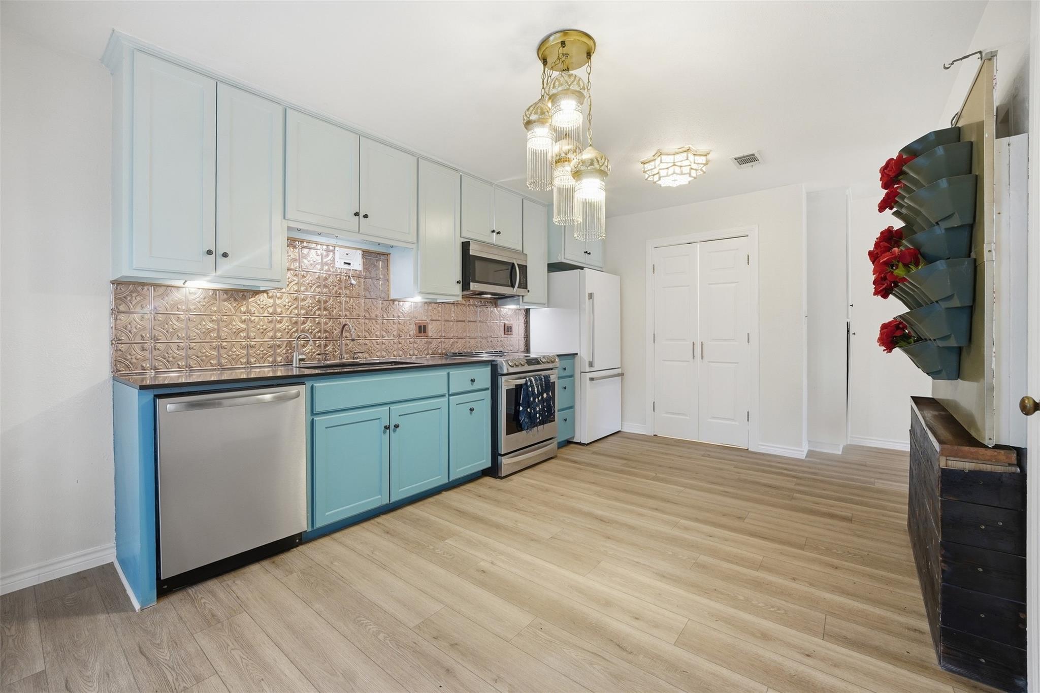 1104 Franklin Dr, San Marcos, TX 78666