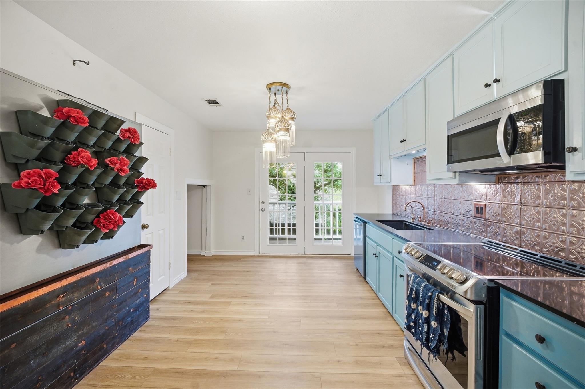 1104 Franklin Dr, San Marcos, TX 78666