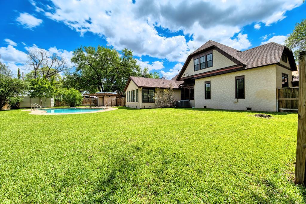 300 Mills St, Smithville, TX 78957