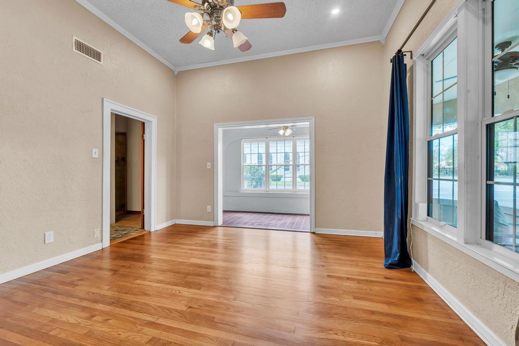 300 Mills St, Smithville, TX 78957