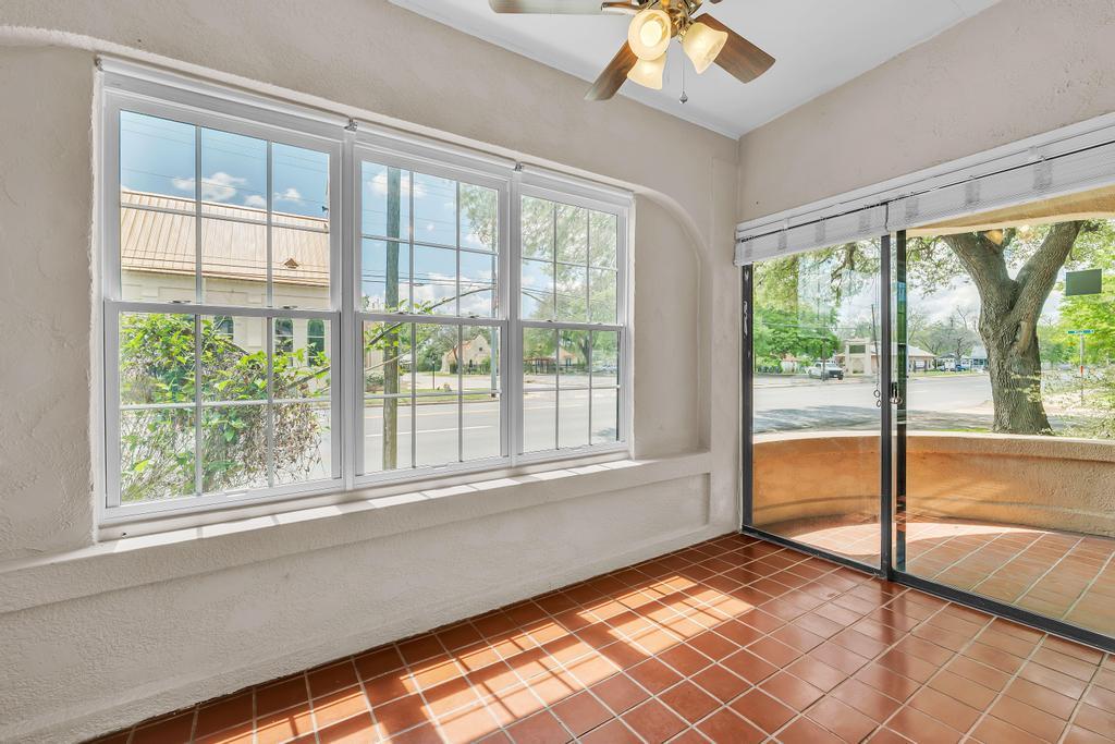 300 Mills St, Smithville, TX 78957