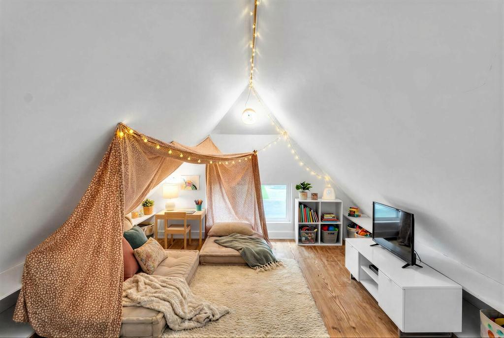 300 Mills St, Smithville, TX 78957