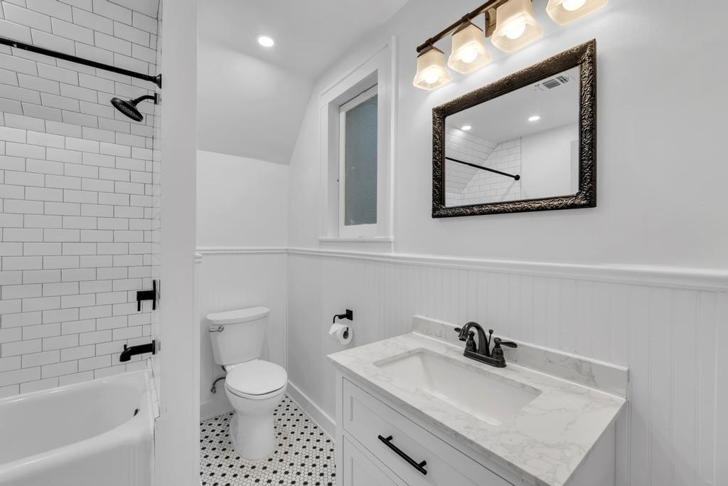 300 Mills St, Smithville, TX 78957