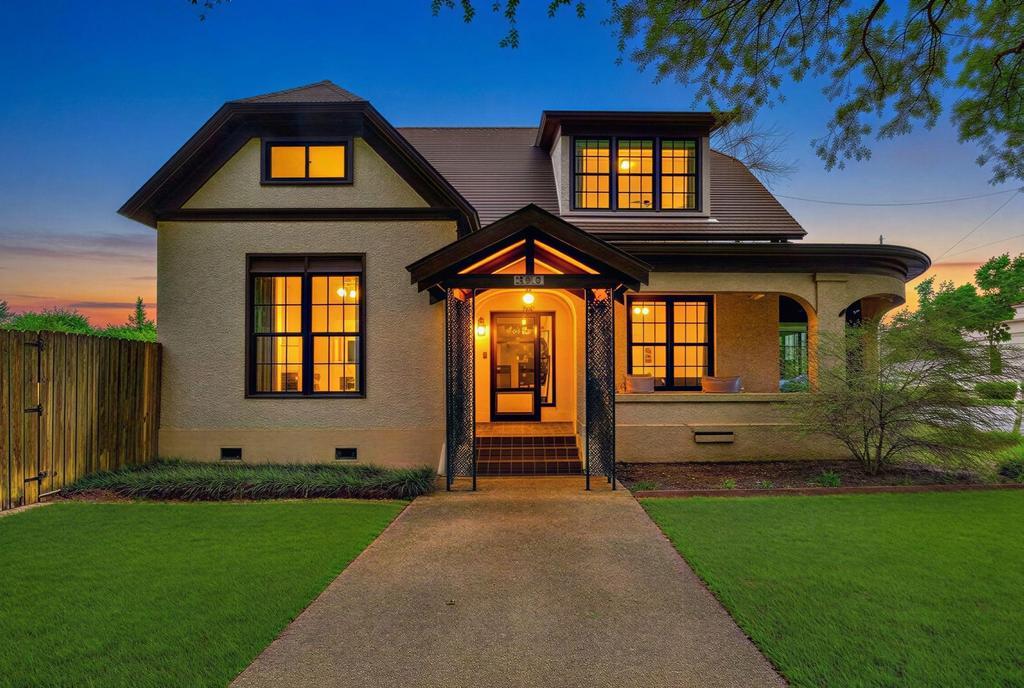 300 Mills St, Smithville, TX 78957