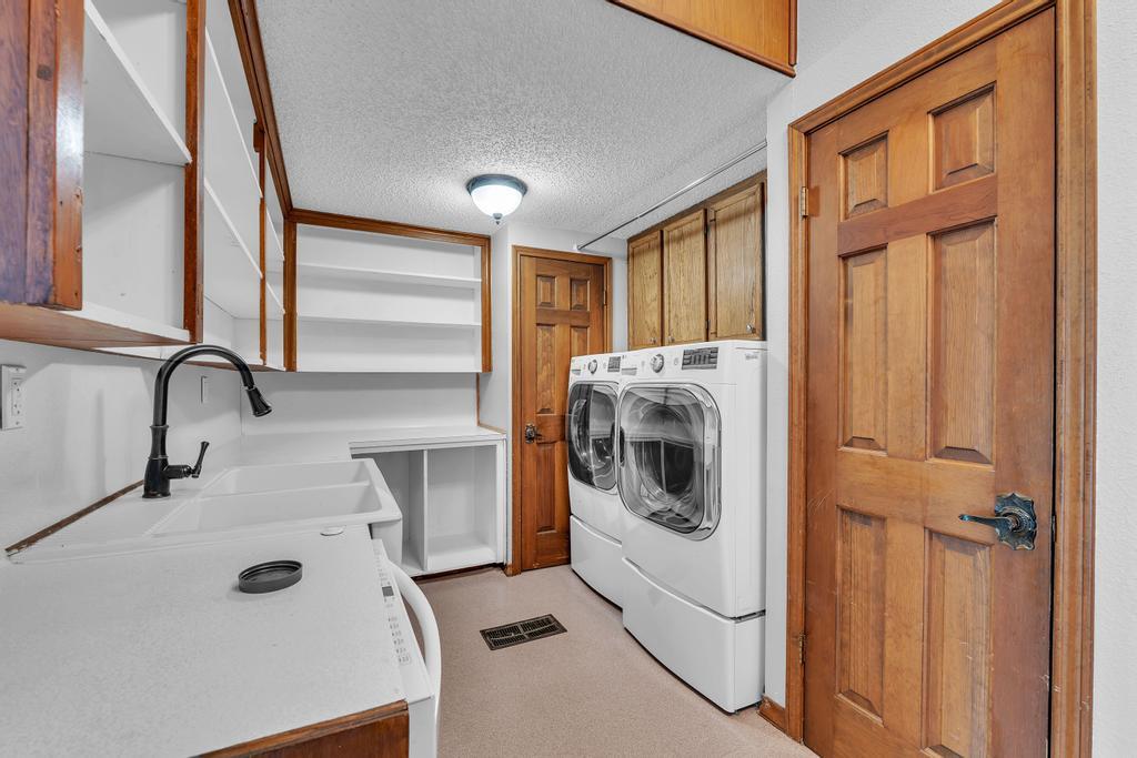 300 Mills St, Smithville, TX 78957