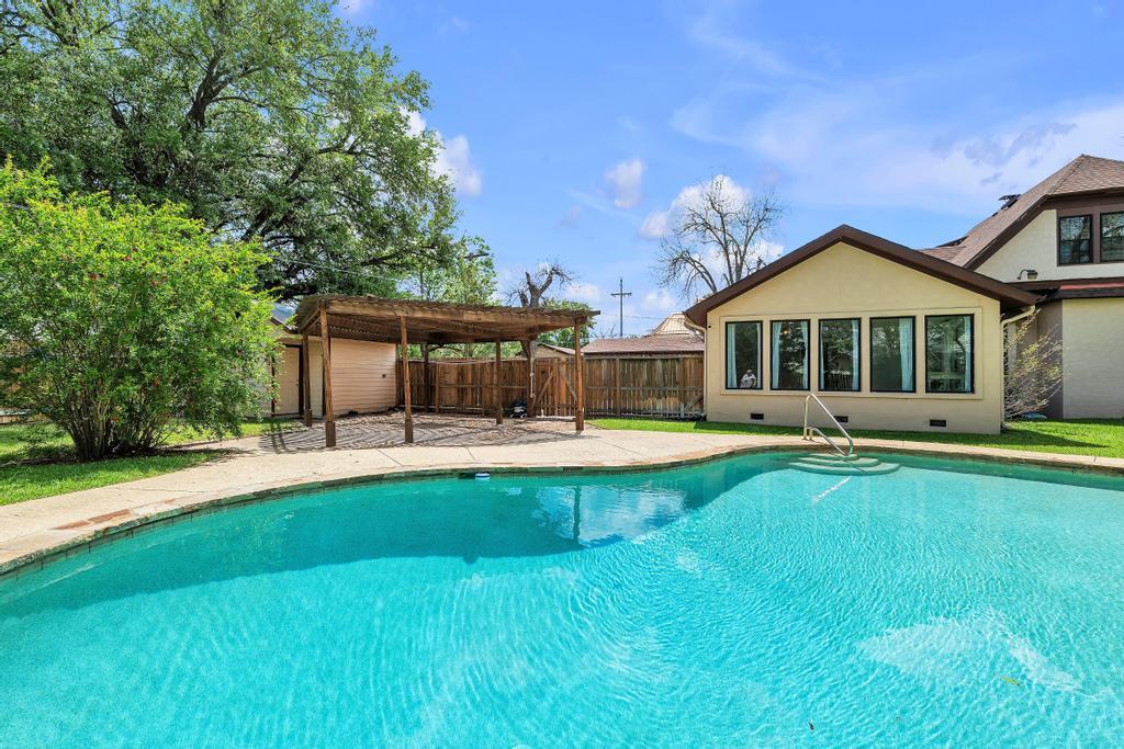 300 Mills St, Smithville, TX 78957