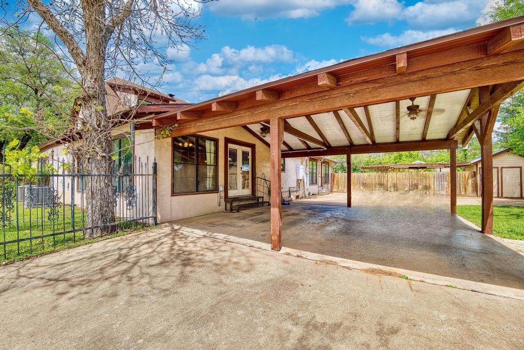 300 Mills St, Smithville, TX 78957