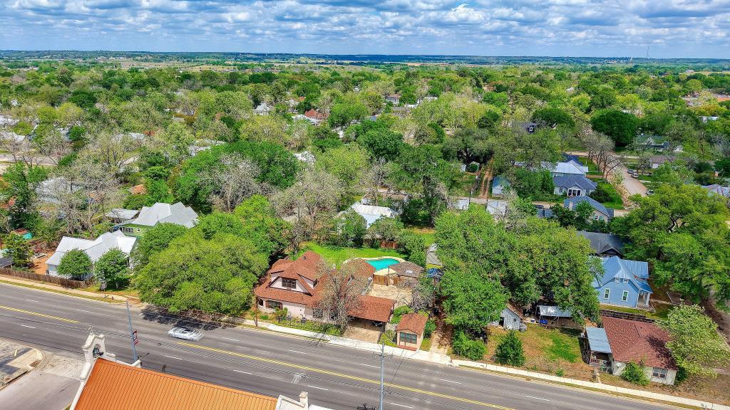 300 Mills St, Smithville, TX 78957