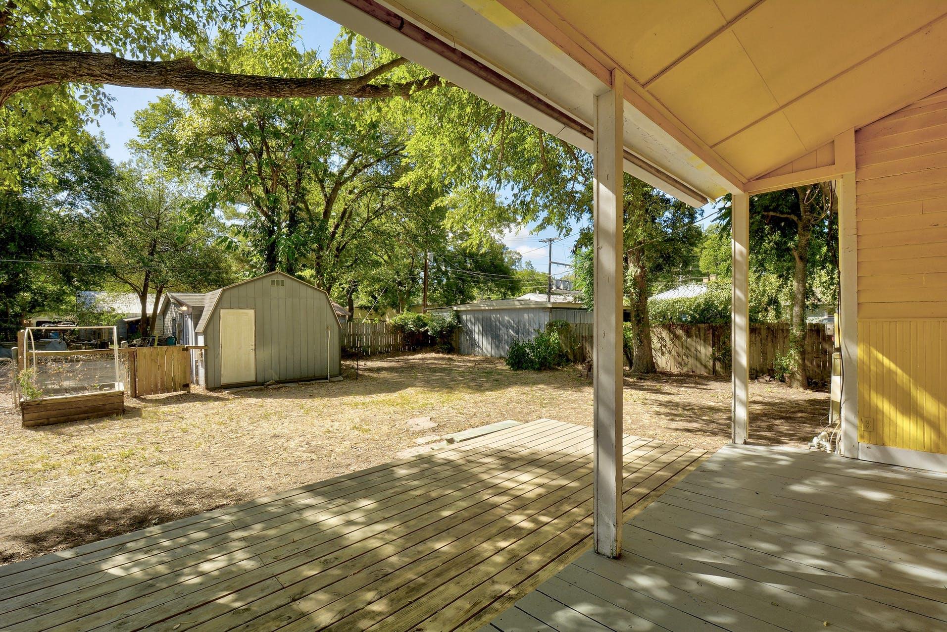 304 Olive St, Smithville, TX 78957