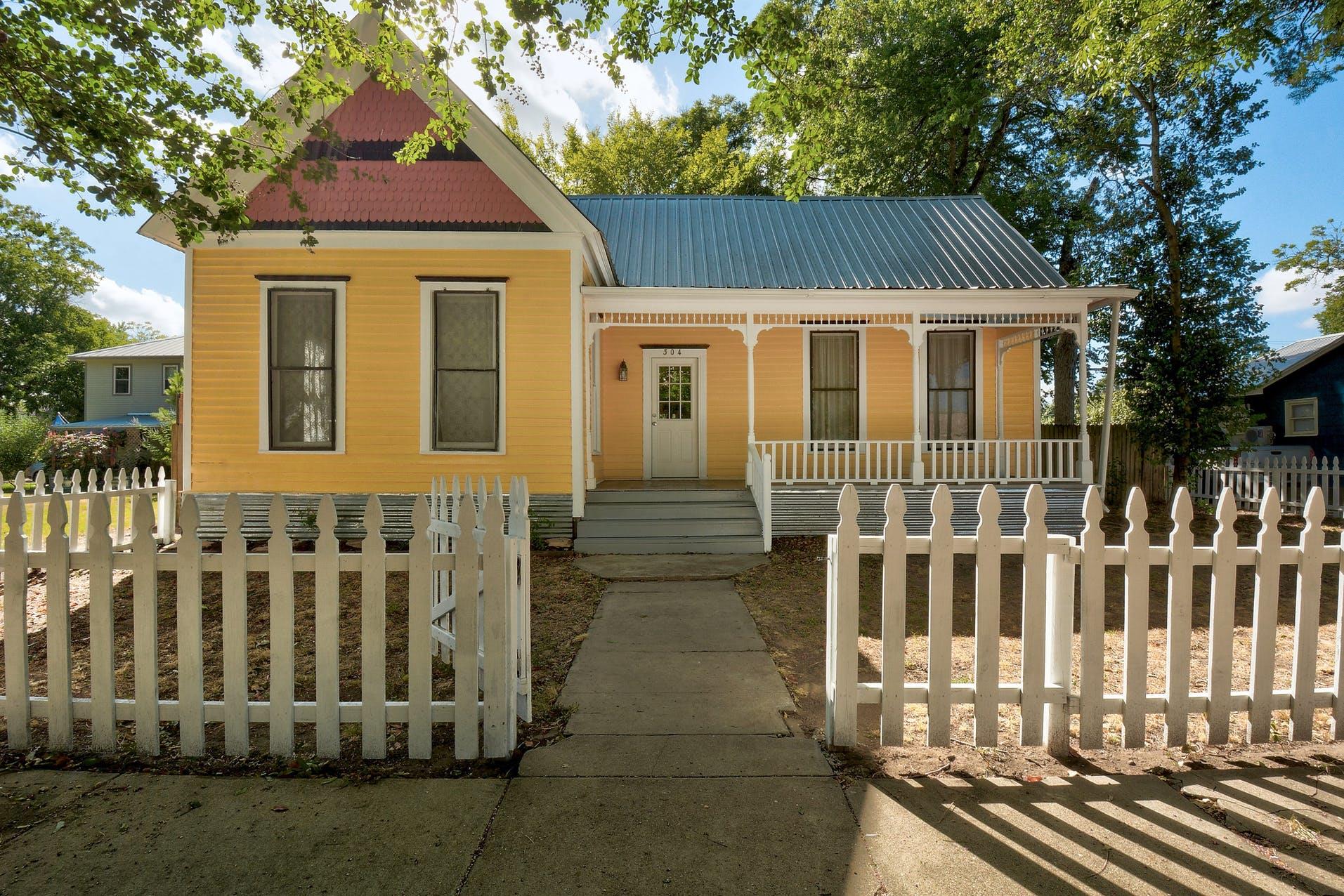 304 Olive St, Smithville, TX 78957