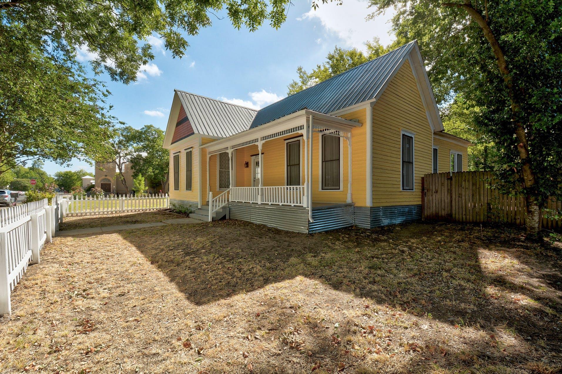 304 Olive St, Smithville, TX 78957