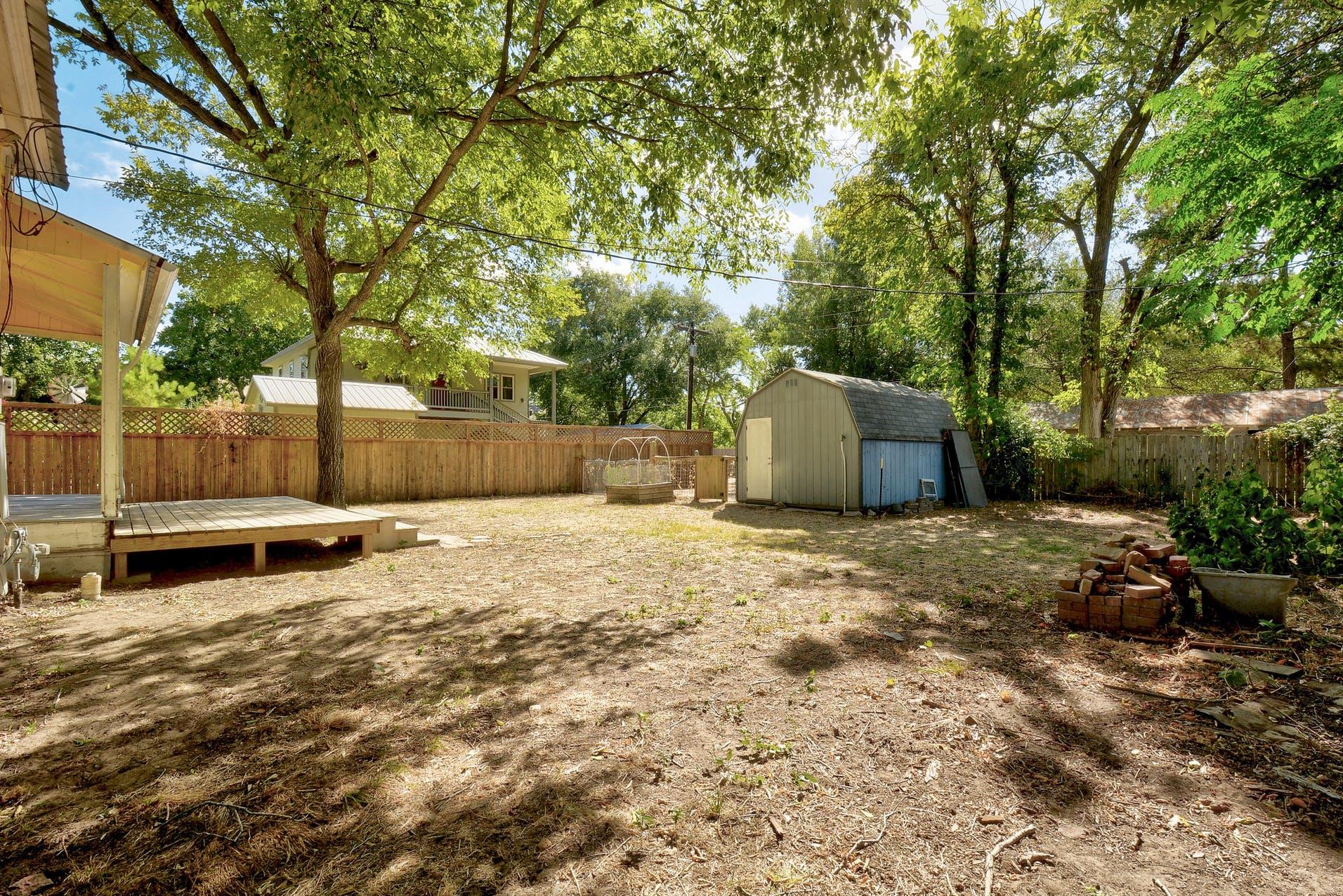 304 Olive St, Smithville, TX 78957