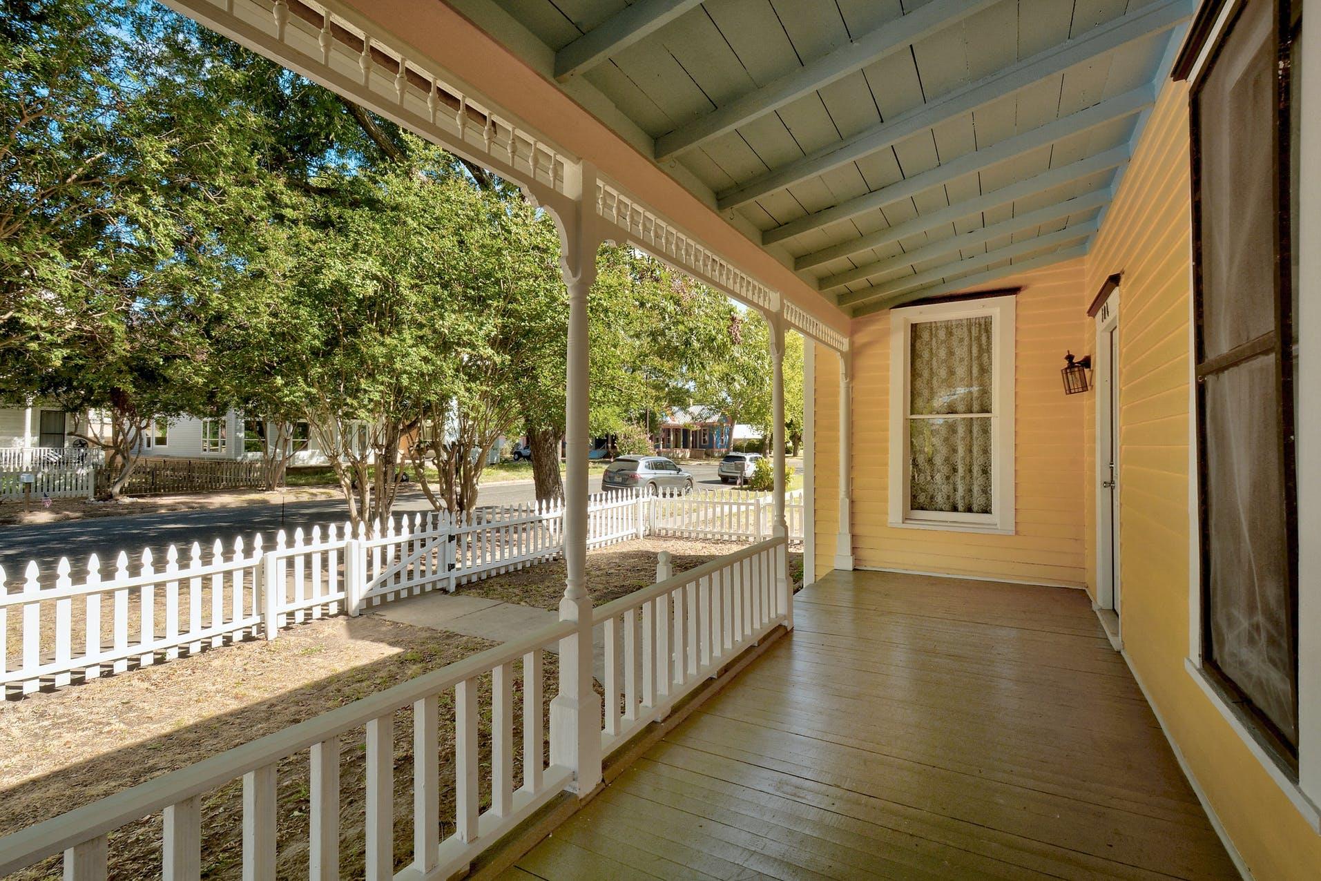304 Olive St, Smithville, TX 78957