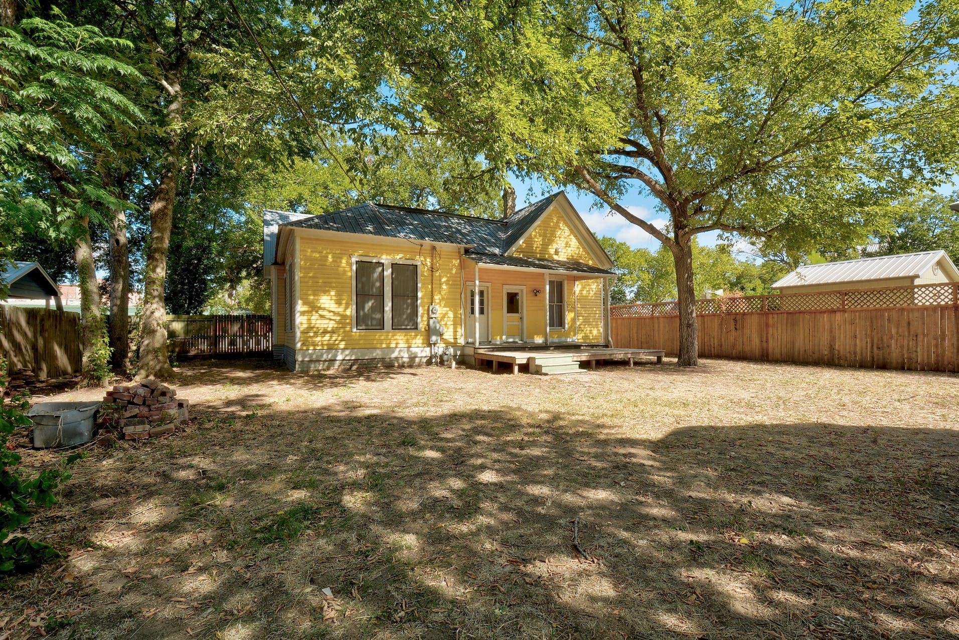 304 Olive St, Smithville, TX 78957