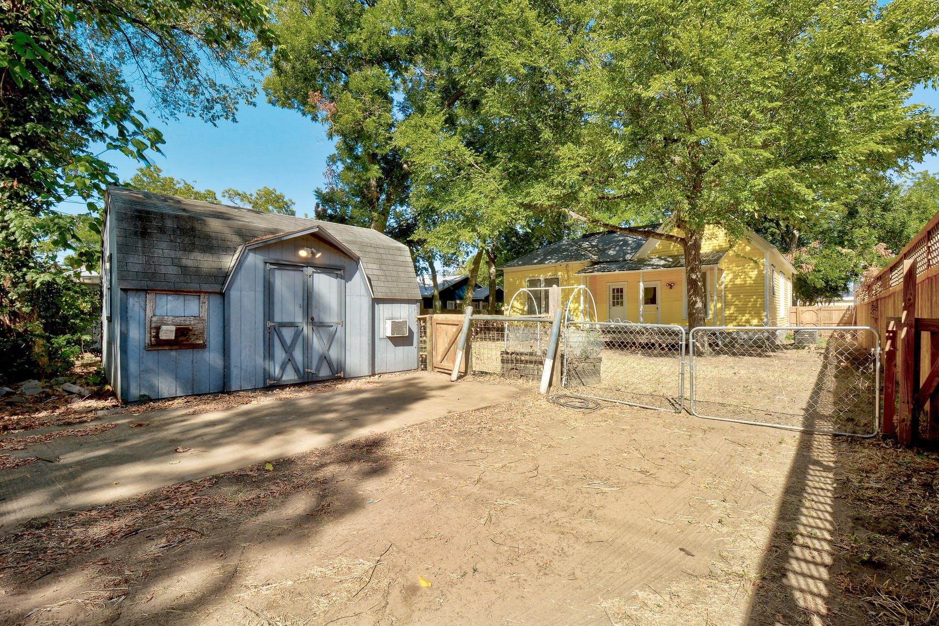 304 Olive St, Smithville, TX 78957