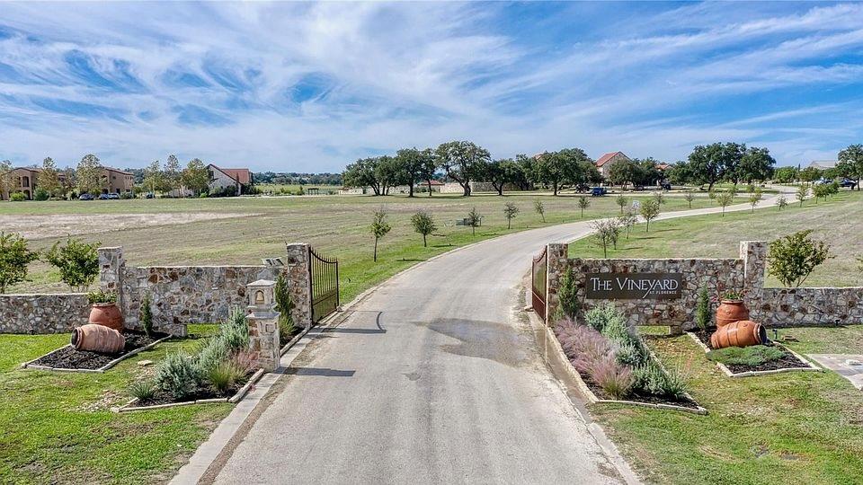 104 Strada Luca St, Florence, TX 76527