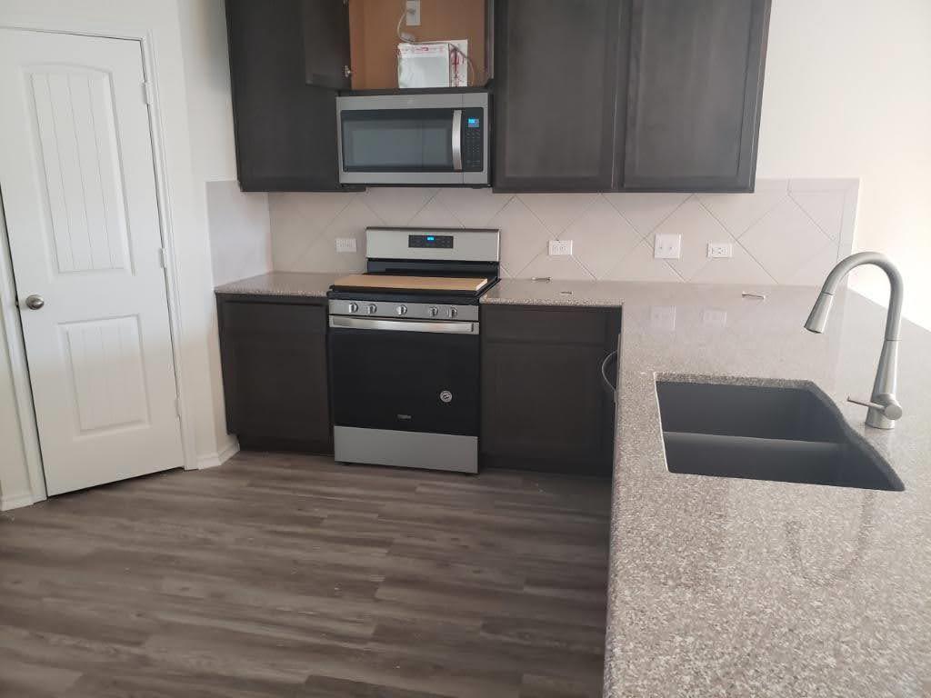 1824 Stinnett Dr, Leander, TX 78641