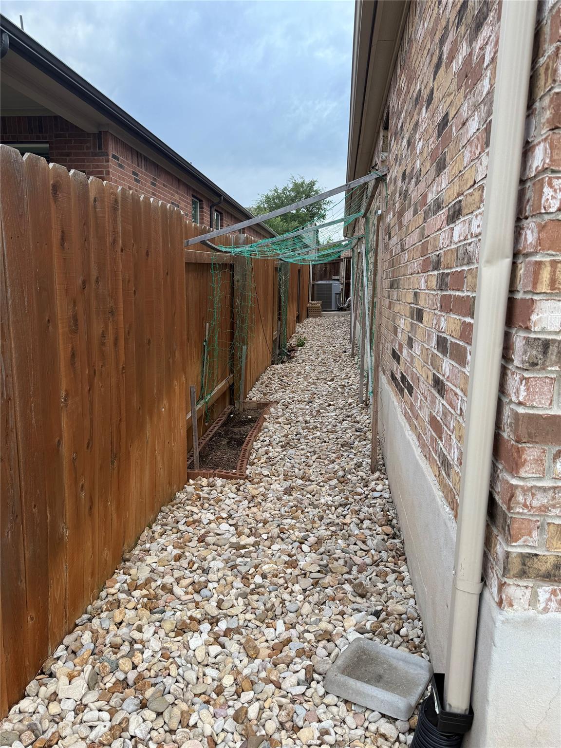 1824 Stinnett Dr, Leander, TX 78641