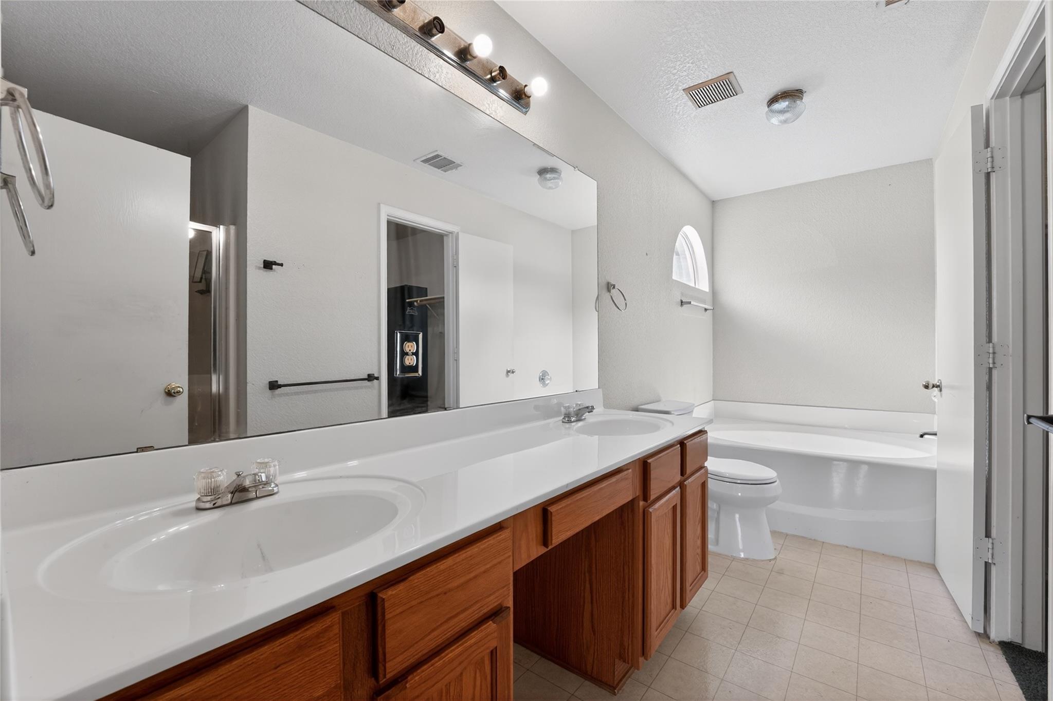 152 Eagle Dr, Luling, TX 78648