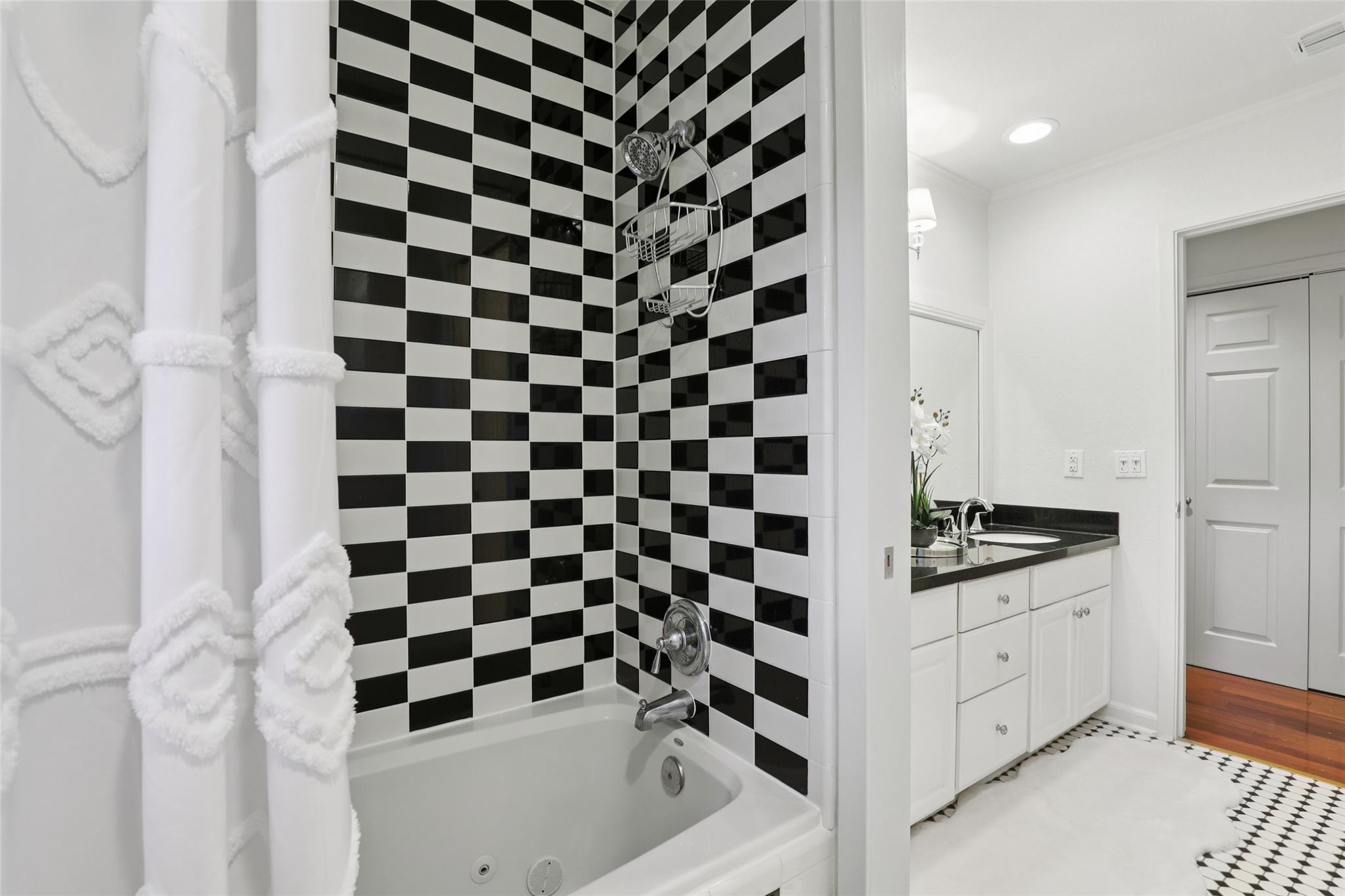 714 Starcrest Dr, New Braunfels, TX 78130