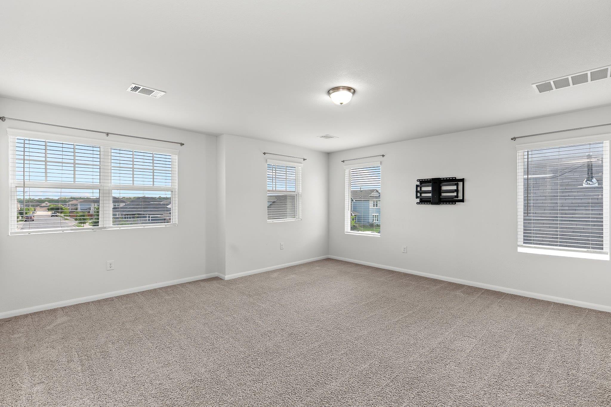 201 Eagle Lake Dr, Hutto, TX 78634