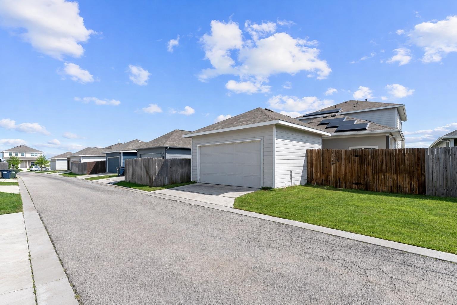 201 Eagle Lake Dr, Hutto, TX 78634