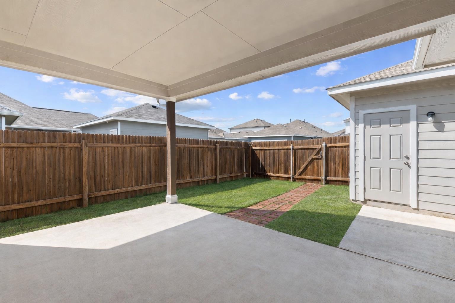 201 Eagle Lake Dr, Hutto, TX 78634