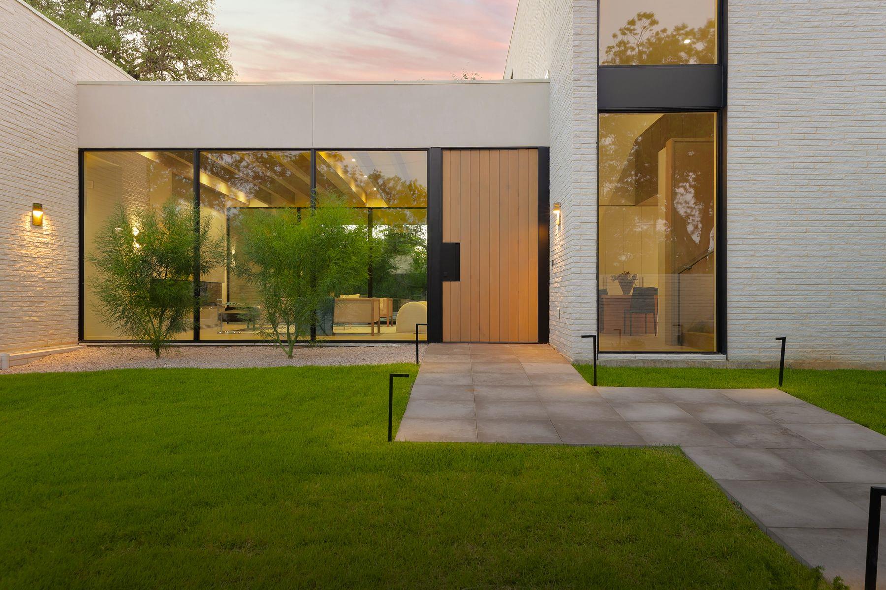 2106 Matthews Dr, Austin, TX 78703