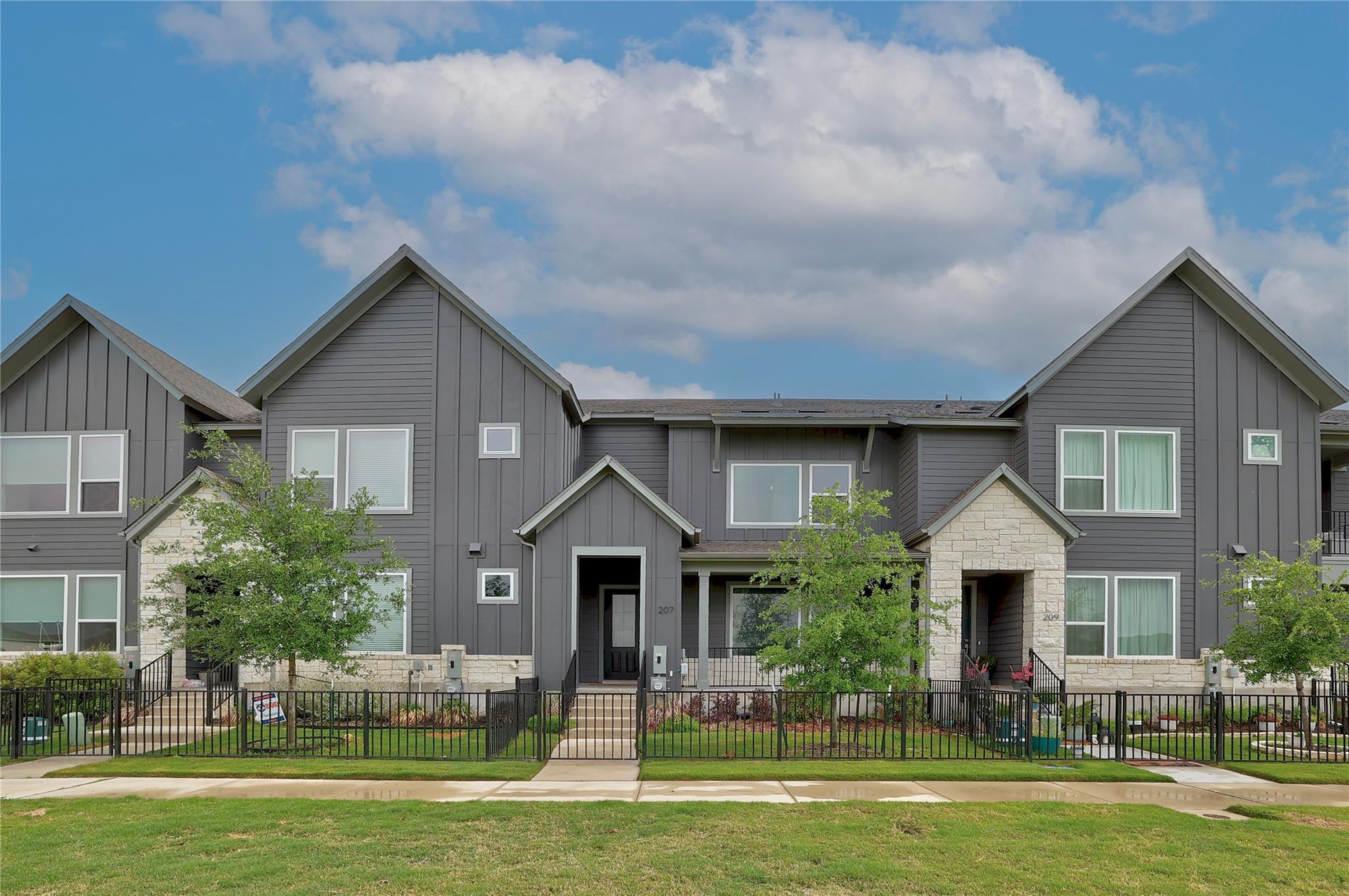 207 Flowers Ave, Hutto, TX 78634