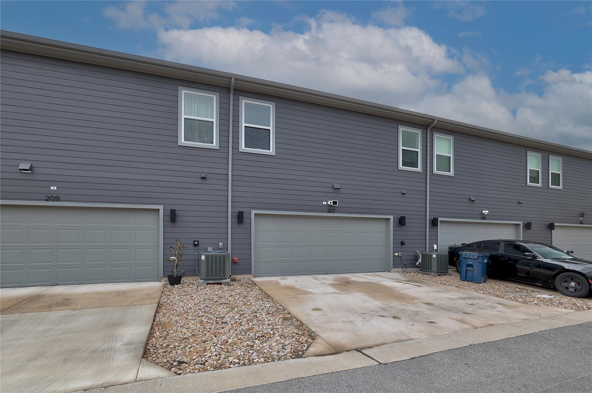 207 Flowers Ave, Hutto, TX 78634