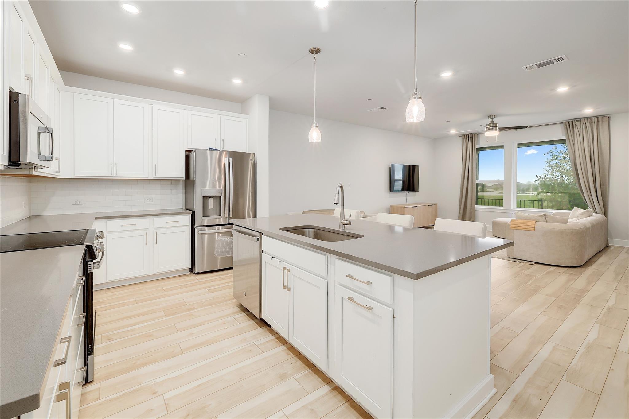 207 Flowers Ave, Hutto, TX 78634