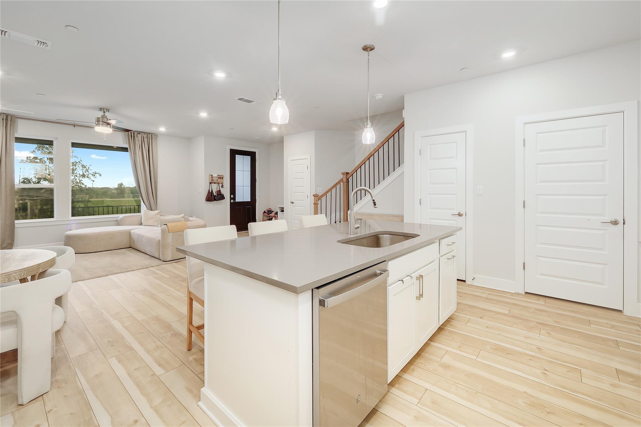 207 Flowers Ave, Hutto, TX 78634