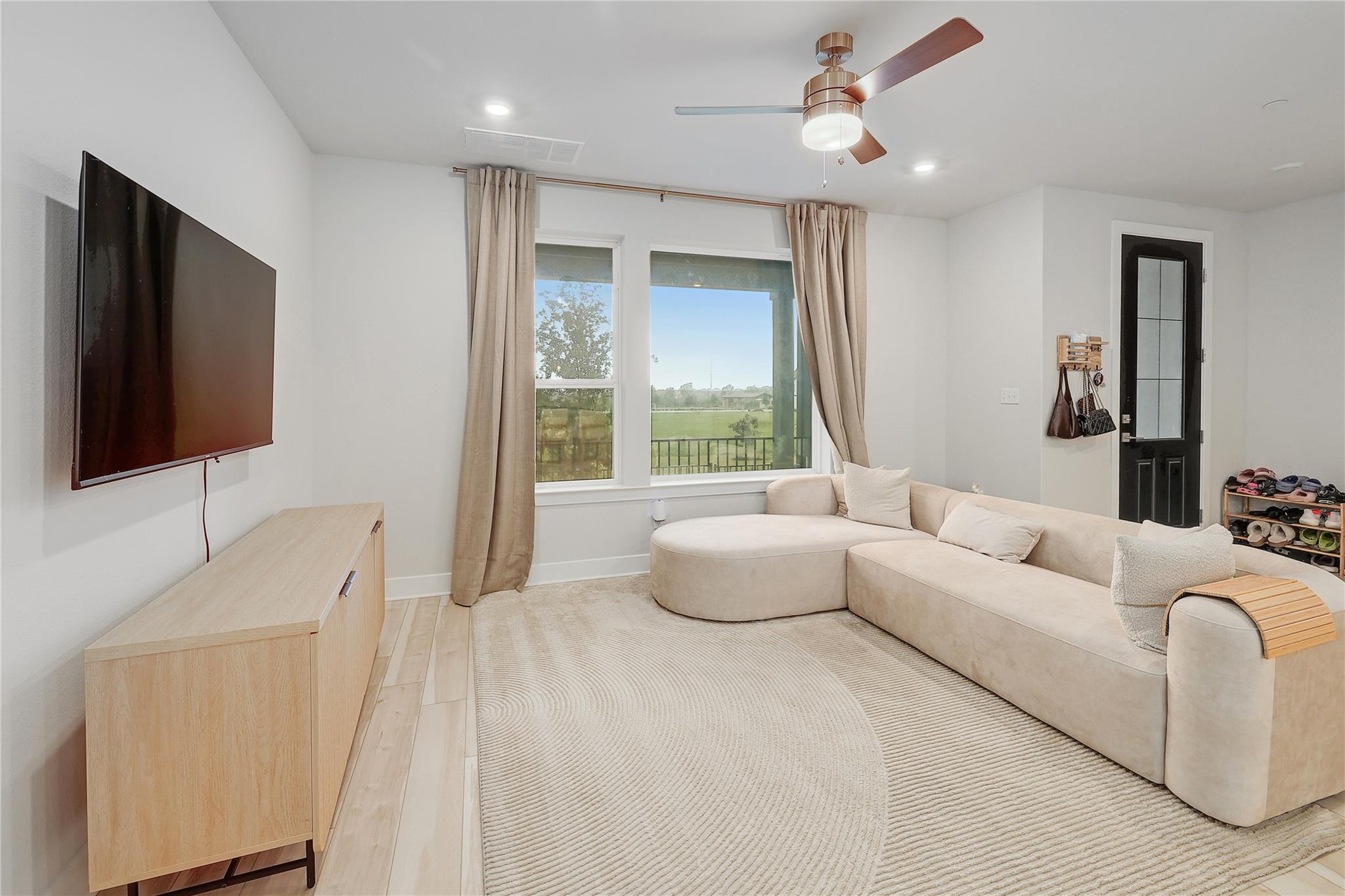 207 Flowers Ave, Hutto, TX 78634