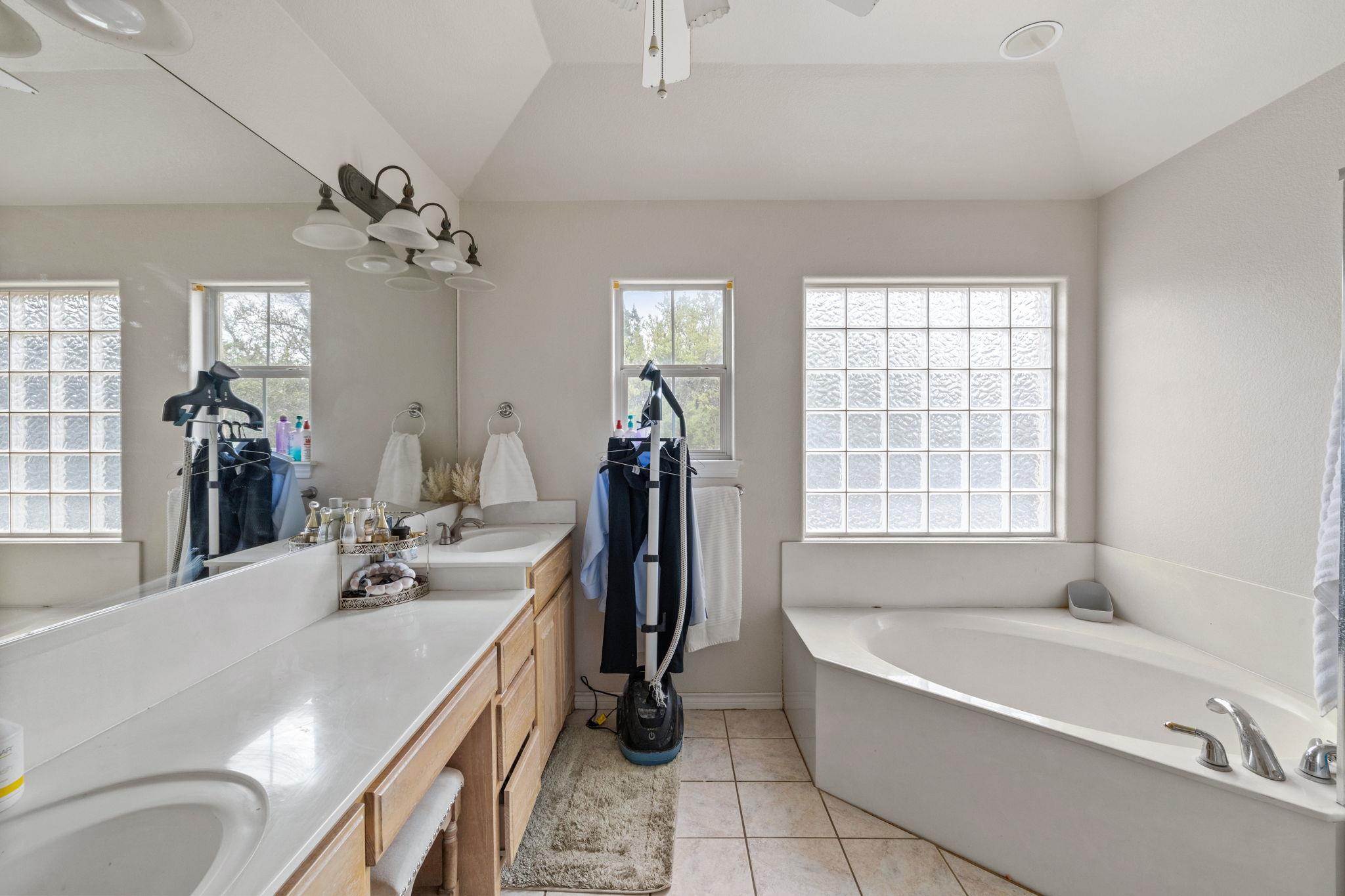 10045 W Cave Loop, Dripping Springs, TX 78620