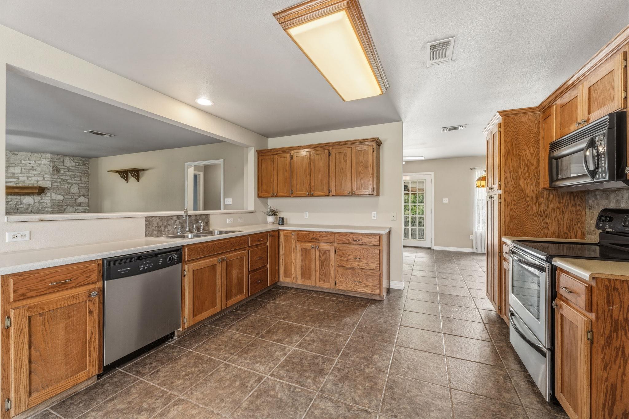 161 Still Forest Dr, Cedar Creek, TX 78612