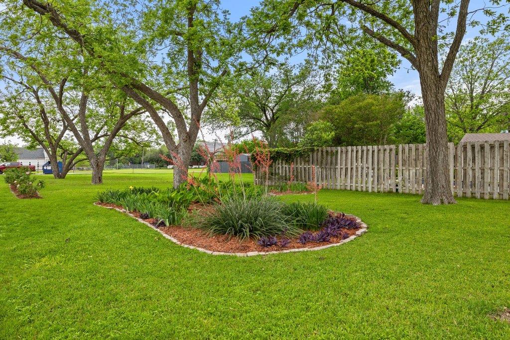 819 Hackberry St, Taylor, TX 76574