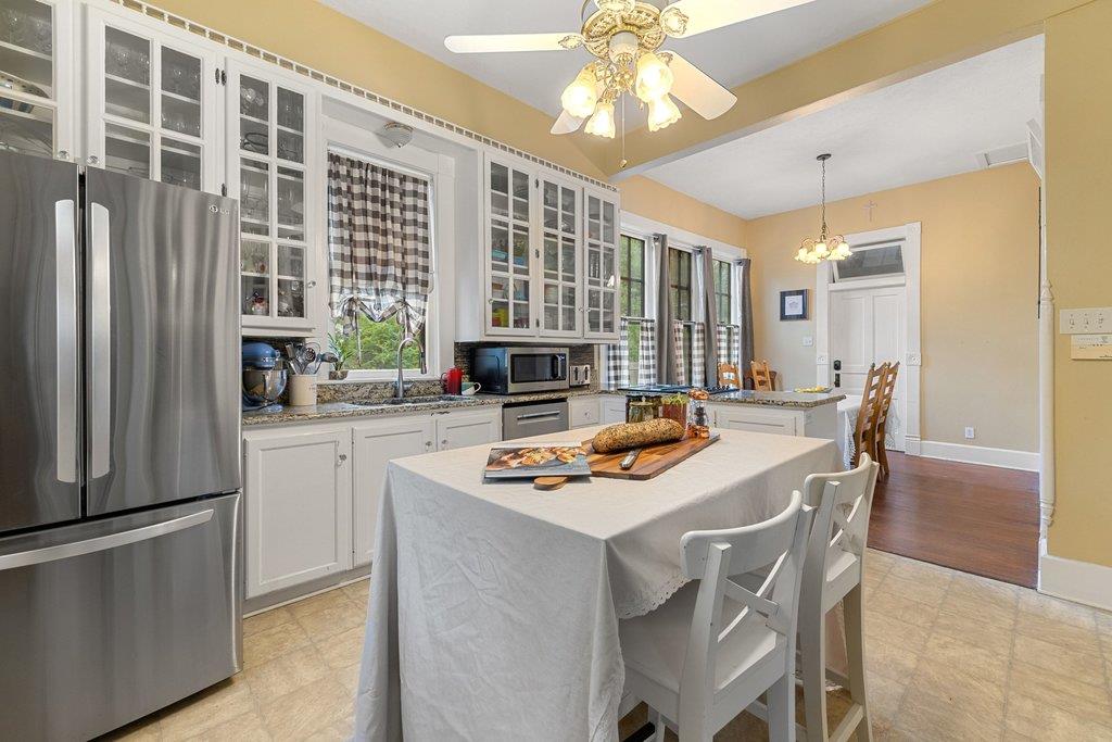 819 Hackberry St, Taylor, TX 76574