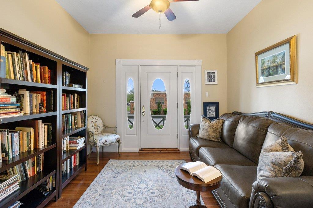 819 Hackberry St, Taylor, TX 76574