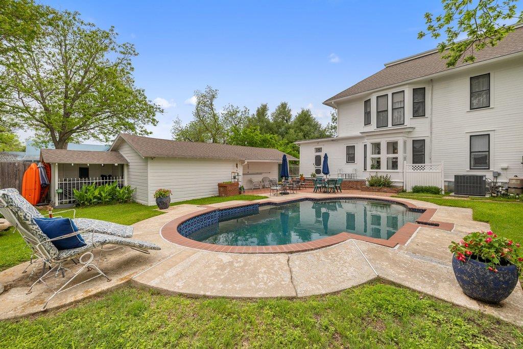 819 Hackberry St, Taylor, TX 76574