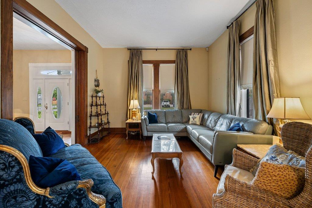 819 Hackberry St, Taylor, TX 76574