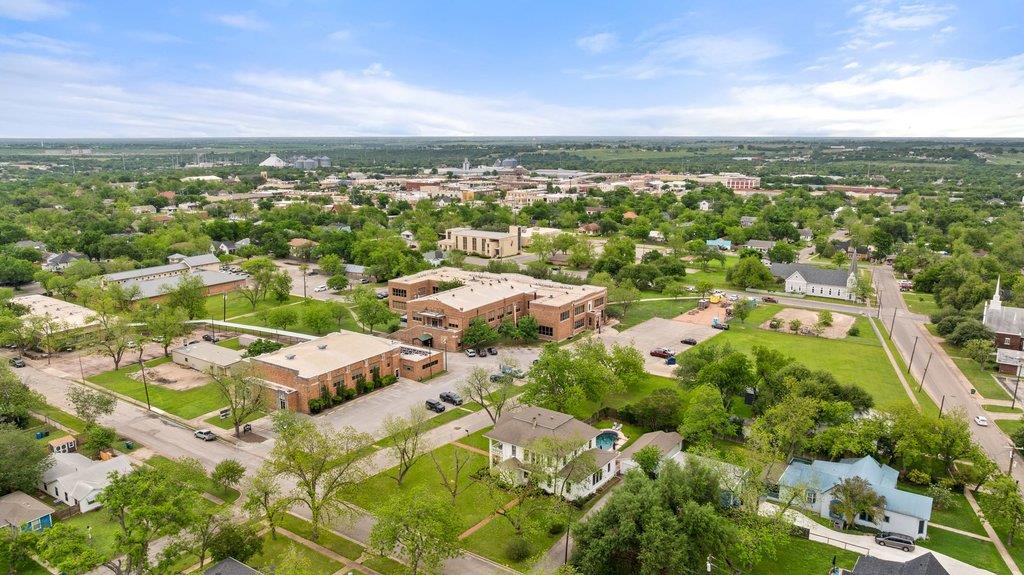 819 Hackberry St, Taylor, TX 76574