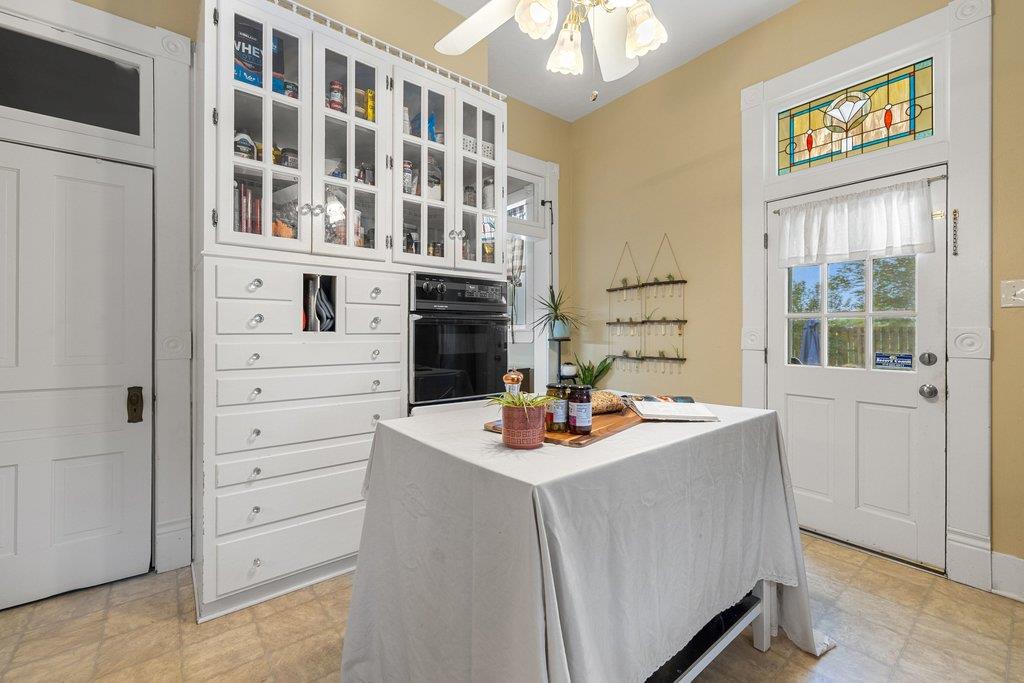 819 Hackberry St, Taylor, TX 76574