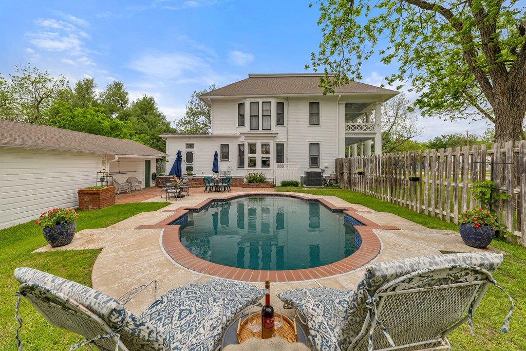 819 Hackberry St, Taylor, TX 76574