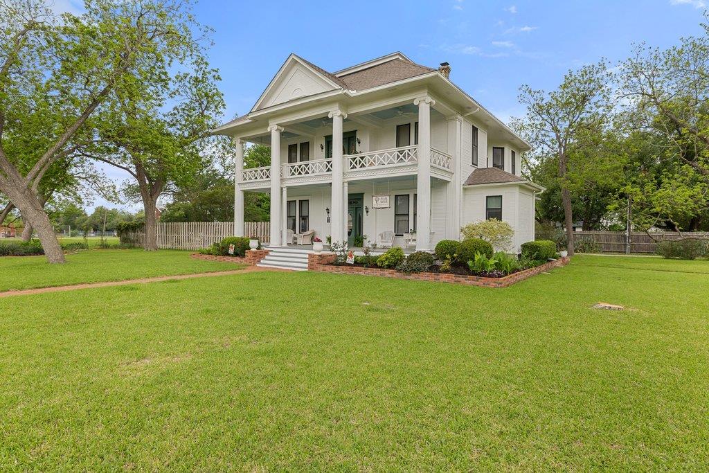 819 Hackberry St, Taylor, TX 76574