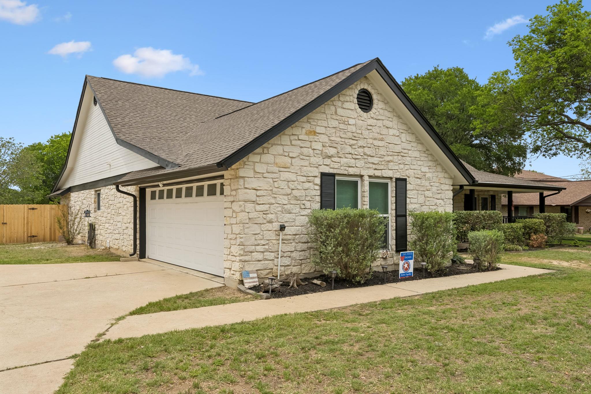 114 Cedar Dr, Mountain City, TX 78610