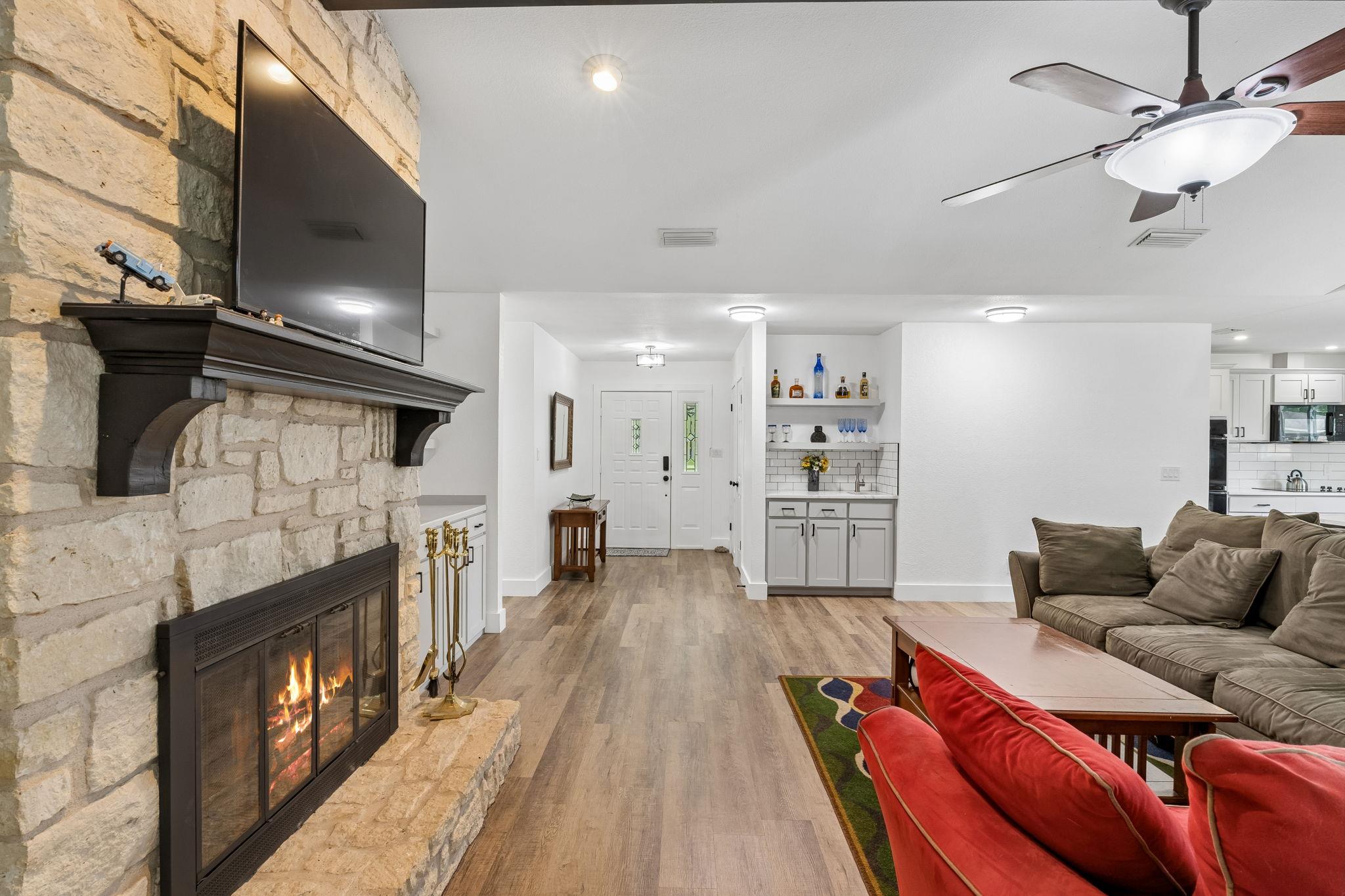 114 Cedar Dr, Mountain City, TX 78610