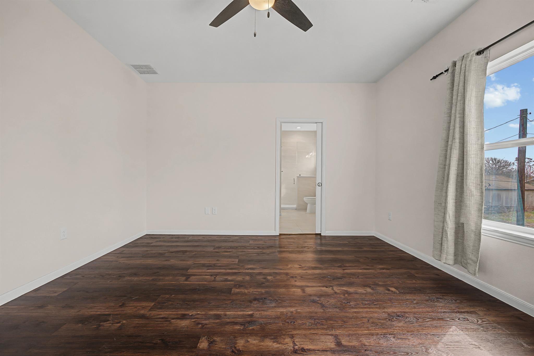 803 4th St, Lockhart, TX 78644