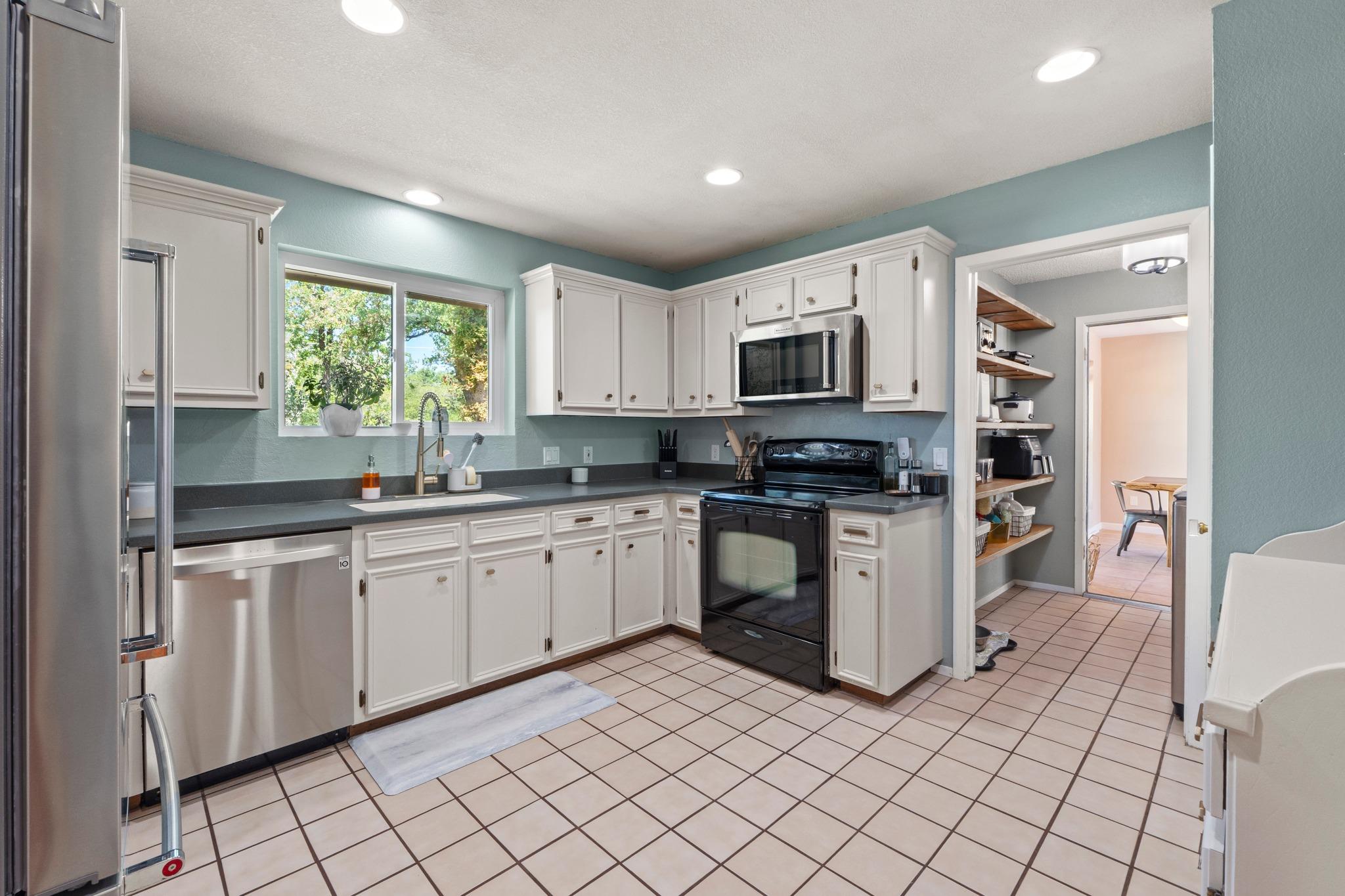 242 W Oak Loop, Cedar Creek, TX 78612